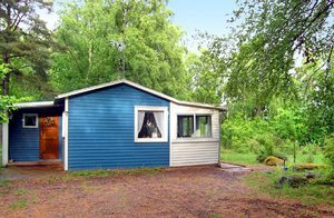  Hyggeligt og stille hus, hvor du kan være alene. Lille altan med udsigt over eng og løvtræ skov. Egen sti fra huset ned til badested. Tæt på Öland og Glasriget. ...
