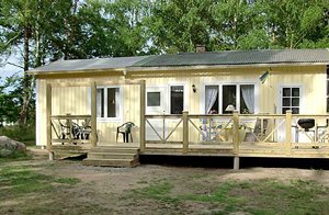  Hus i lille landsby tæt ved havet med uforstyrret beliggenhed i hyggeligt miljø. Egen sti fra huset til badested. Mulighed for bådturer. Nær Öland og Glasriget. ...