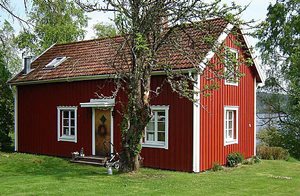  Dejligt hus, der ligger på ejers gård i privat hjørne for enden af en vej. Højt og naturskøn belligenhed med smuk udigt over søen hvor der kan bades og fiskes. Stenbelagt terrasse mod søen. ...