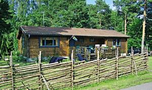  Flot feriehus af træ med terrasse. Ligger 150 m fra havet. God badestrand 400 m. Delvis havudsigt fra huset. ...