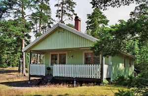  Hus med lys indretning. Smuk kakkelovn i alrum. Nær havet i område med mange aktiviteter. Kalmar 45 km. ...