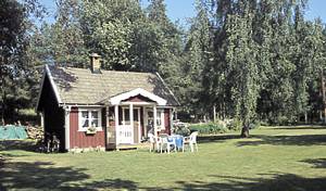 Mindre gårdhus, der ligger på velholdt grund, fælles med husejer. V/k vand, bruser og sauna i separat bygning (ca. 3 m). ...