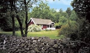 Hyggeligt, velholdt landsted i dejlig natur 500 m fra sø og å. Lav dørhøjde. Huset ligger midt i naturreservatet Ekoparken Hornsö. ...