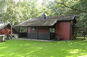 Hyggeligt, velmøbleret lille hus som ligger på ejers grund med sandstrand. Grillplads ved søen. Overdækket terrasse. Eksjö 20 km. Jernbane 150 m. ...