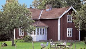  Dejligt hus med høj, ugenert beliggenhed og enkel indretning. Huset ligger nær mange vandrestier. Ca. 500 m til Fallsjön. ...