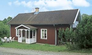  Velholdt hus i udkanten af lille by. Overdækket terrasse og udendørs siddegruppe. Stejl trappe. Et soverum er gennemgangsrum. Inkl. god båd. ...