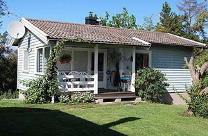 Velholdt og hyggeligt stuehus med havudsigt i enestående skærgårdsnatur. Ca. 50 m til havet med bade- og gode fiskemlg. ...