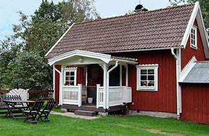 Stuehus i fin stand på lille gård med får. Nær skov og sø 500 m. 1 soveværelse er gennemgangsrum. Kano kan lejes. ...