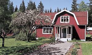  Velholdt, renoveret og hyggeligt hus i Glasriket. Lys beliggenhed nær skoven. Endagsture til Öland, Växjö, Glasriket og Kosta Elgpark. ...