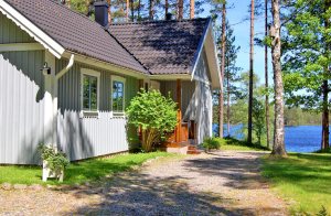  Velkommen til dette nyere hus, der ligger på en lille skovdækket odde ved den langstrakte sø Linnesjön. Området er uforstyrret og utroligt smukt. Inde i huset har du den ægte fornemmelse af tr ...