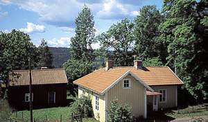  Gård med udendørsplads. Den ligger højt over stor sø ved fine vandre- og svampemarker. Jagt kan arrangeres af husejeren. ...