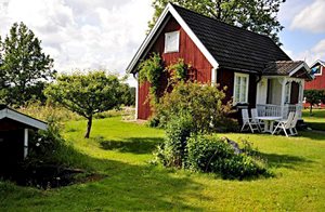  Hyggeligt feriehus med åben ruminddeling. Glasveranda med udsigt over landskab. Trampolin og rutsjebane. Stejl trappe til 1. sal. Nær S06443. ...