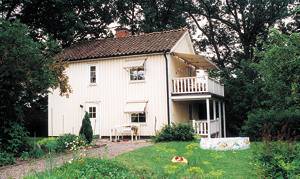  Rart hus, af høj standard med søudsigt. Stor altan med markise. Naturskønne omgivelser med 25 km til kysten. ...