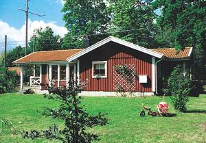 Rummeligt og hyggeligt hus med store terrasser, hvoraf den ene er overdækket. Huset ligger i flot kystområde med bade- og fiskemuligheder. Inkl. egen robåd. På grunden ligger et ældre og enklere ...