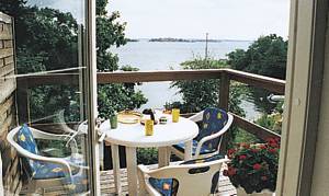  Pænt, lille hus på gård. Flot havudsigt fra terrassen. Stejl trappe til soveloft. Alternativt soves på sovesofa i stuen. Gode udflugtssteder. ...