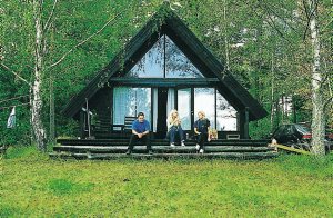  I udkanten af en lille skærgårdsby (6 huse) ligger dette hus med sin lidt specielle og hyggelige arkitektur. Det ligger kun 50 m fra en flot havbugt med egen del af bro. Robåd er inkl. og en kanad ...