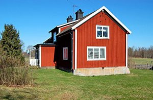  Rummeligt hus med rolig og uforstyrret beliggenhed. Store græsplæner ved huset. Båd kan lejes hos B. Nilssons Byggmaterial. Astrid Lindgrens Verden 50 km. ...