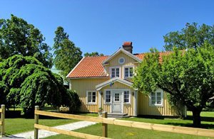  Fint hus med høj standard og smuk beliggenhed på fælles, forhenværende gård. Separat have og terasse. Opstaldning af ejen hest (150 SEK/hest/ dag). Astrid Lindgrens Verden og Älgparken 30 km. ...