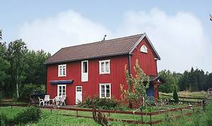  Dette hyggelige og pæne feriehus ligger i et naturskønt område. Adgang til stort aktivitetsrum i ombygget lade (deles med S06784). Skærgård 4 km. Västervik 8 km. ...