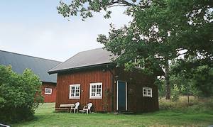  Dette velholdte feriehus ligger naturskønt tæt ved skærgården og Västervik (8 km). Adgang til ombygget lade med stort aktivitetsrum (deles med S06783). ...