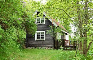Dette velholdte hus ligger højt i stærkt kuperet og meget smuk natur. Der er en stor terrasse med flot udsigt. Soverum 2 er gennemgangsrum. Stejl trappe i huset. ...