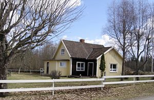 Godt hus med privat beliggenhed tæt på skov med gode muligheder for vandreture. Mange spændende udflugtsmål som f.eks. Glasriket og Öland. Elgpark og Karlskrona indenfor bekvem bilafstand. Mange ...