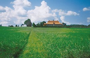  Flot herregård med en naturskøn beliggenhed i Tjust i det nordlige Småland. Huset var oprindelig en bispegård og blev bygget i 1670. Det har beholdt sin gamle karakter på trods af, at det også  ...