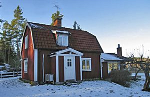  Hus med en dejlig beliggenhed og en flot udsigt over Ödesjön. Stort panoramavindue. Terrasse og pejs mod søen. Tranås 6 km. ...