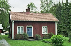  Hyggeligt ældre hus. Ligger afsides og dejligt ca 300 m fra sø. Naturen er afvekslende og skøn. Stue/soverum nyrenoveret. ...