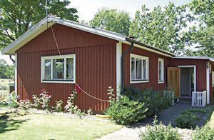  Velholdt villa beliggende i herligt, roligt og meget smukt skærgårdsmiljø. Bad fra egen bro (eller børnevenlig badeplads 5 km). Fiskeforbud i april/maj. ...