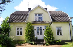  Hus med ældre indretning. Meget roligt og smukt beliggende på landet. Stor, skærmet have. Ca. 15 km til Ekehagens fortidsby. Ulricehamn 25 km. Trandans ca. 35 km. ...