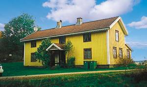  Enkelt hus med ældre møbler i roligt område med fine bær- og svampemarker. Fiskekort er inkl. Tre store, åbne pejse. Der er lavt til loftet i nogle rum. ...