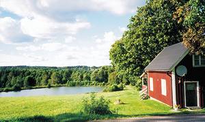  Hus med 20 m² overdækket terrasse ved gård med ædelfiskedam (fiskemlg. efter aftale). Sauna i sep. bygning med bruser/WC. Soverum 1 gennemgangsrum, et soverum er uden dør. ...