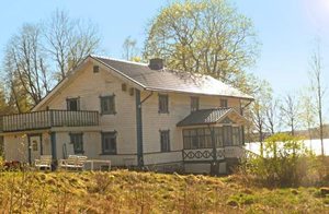  Stort, smukt hus med høj og afsides beliggenhed direkte ved Kalvsjön. Gode bade og fiske muligheder. Dejligt glas veranda med udsigt over søen. 4 soveværelser. ...