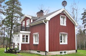 Dejligt helårshus med høj hyggefaktor og en skøn, brændefyret sauna. Blot 200 m til åen Hjälmån til fiskeudflugter. Fredfyldt natur til afslapning og rekreation. ...