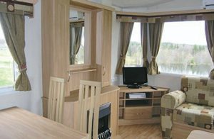  Ny rummelig feriehytte pænt indrettet. Udsigt over fiskedam med ædelfisk, kan kun fiskes i efter aftale med ejer. Fælles sauna i separat bygning der deles med S07018. ...