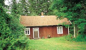 Enkelt men charmerende feriehus beliggende i naturskønne omgivelser. Bær/svampemarker. Mulighed for en ekstra seng. ...