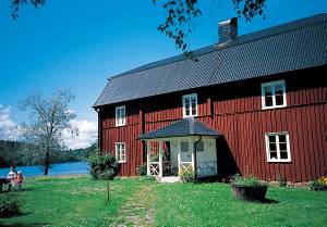 Rummeligt træhus med store, lyse rum og fire soveværelser med søudsigt. Der er to køkkener, et på hver etage. Køkkenet i stueetagen har plads til alle husets gæster. Huset ligger helt uforstyr ...