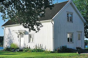 Hyggelig fløjbygning, godt indrettet og udstyret med kvalitetsmøbler. 5 minutters gåafstand til søen Lönnen. 1,3 km privat strand som hører til S07171 og S07172. Mange bær og svampe i området ...