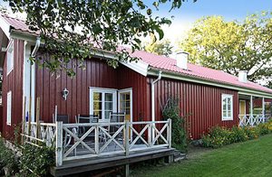  Nænsomt renoveret 1800-tals hus beliggende på en aktiv gård med får. Dejligt badeværelse og et stort, skønt landkøkken med mange faciliteter. Hyggelige værelser med gode senge. Stor tilhøren ...