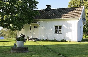 Ombygget, hyggelig fløjbygning med skøn atmosfære. Dejlig indretning og gode møbler. Kun 5 minutters gang til søen Lönnern med bade- og fiskemuligheder. Her finder I også husets båd. ...