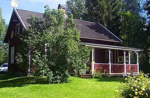 Renoveret husmandssted nær dam og vandre-/cykelstier. Der er båd og fiskeret i tre søer. Fiskerøgning inkl. ...