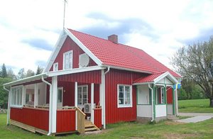 Renoveret hus ca. 200 m fra S07328, tæt ved Isaberg Moosepark. Lille sø med båd fælles med naboen. Ullared 90 km. ...
