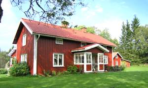 Roligt beliggende hus på landet. Dam med bademulighed og båd på grunden. Afspændingshytte med sauna, bruser m.v. ved dammen. Vildtrigt område. Fin, børnevenlig sandstrand: 7 km. Isaberg: 20 km. ...