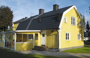 Velholdt bygningsfløj på godset Marlebergs Egedom. God indretning og dejlig overdækket sydvestvendt terrasse. Vättern 30 km. Baltaks Flygfiskecenter med en god laksørredbestand 5 km og nær Hök ...