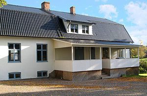  Del af fløj på godset Mariebergs. Område med mange spændende aktiviteter : badested, et af Sveriges bedste fiskeomr., bær og svampe. Nær S07342 og S07229. ...