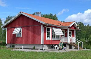  Hyggeligt hus blot 5 min fra søen Rånnavägssjön, som man kan se gennem træerne. Stor stue med hyggelig pejs. ...