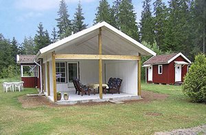 Hyggelig renoveret hytte, 300 m. fra båd og bro med gode bademuligheder. Fiskemulighed 1 km. God sandstrand 1 km. Flot udestue, 25 m². 2 sengepladser i anneks. ...