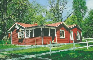  Hyggeligt hus der ligger højt ved bade- og fiskesø. Huset blev renoveret i 1998 og er godt udstyret. Saunaen har store vinduer med udsigt mod søen, hvilket man også har fra soveværelset. Søen h ...