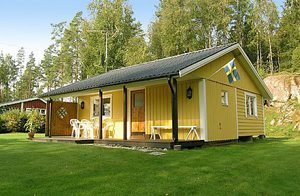 Dejligt hus på søgrund i område med flere søer til badning og fiskeri. Vildtrig natur med vandremuligheder. Ingen dør til soverum. Separat wc. Ejeren sælger fiskekort. Soveværelse uden dør. ...